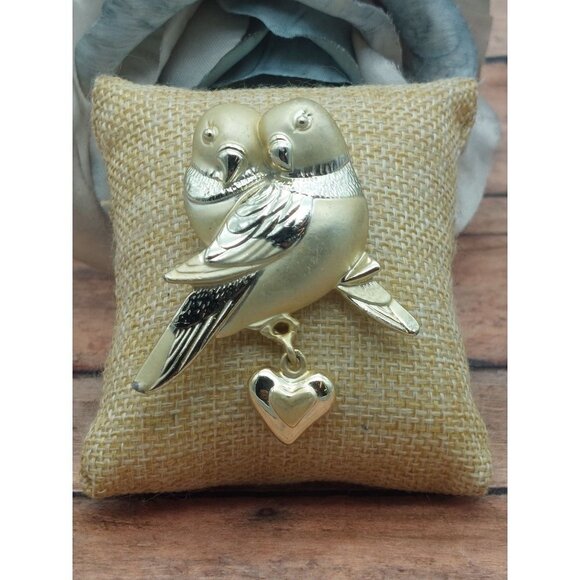 Vintage AJC Brooch Love Birds Brushed Gold Tone Dangle Heart Mid Century Signed - Picture 1 of 15